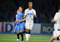 前半39分、鈴木 武蔵（#9）がPKを沈め、アウェイの札幌が先制に成功する【明治安田Ｊ１ 第15節 川崎Ｆvs札幌】