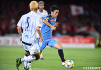 攻撃のタクトを振るう大島 僚太(川崎F)【明治安田J1 第15節 川崎Fvs札幌】