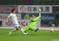 相手GKのトラップが大きくなると、寄せていた梶川 諒太が反応。素早く駆け込んでシュートを放ち、東京Vがリードを2点に広げる【明治安田J2 第18節 甲府vs東京V】