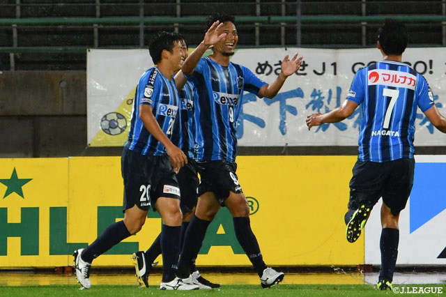 左からのアーリークロスに反応した我那覇 和樹（讃岐/#9）が鮮やかなダイレクトボレーシュートを沈め、先制弾となる2試合連続ゴールを獲得【明治安田Ｊ３ 第12節 讃岐vsYS横浜】