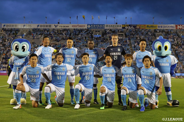 磐田のスターティングメンバー。最終ラインには今季のリーグ戦初出場となる森下 俊（#35）が入る【明治安田Ｊ１ 第15節 磐田vsＧ大阪】