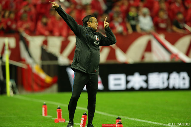 タッチライン際で選手に指示を送る大槻監督【明治安田Ｊ１ 第15節 浦和vs鳥栖】