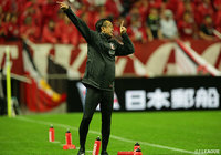 タッチライン際で選手に指示を送る大槻監督【明治安田J1 第15節 浦和vs鳥栖】