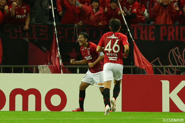 マルティノスがドリブルで持ち上がりクロスを送ると相手に当たって軌道が変わったボールを興梠 慎三が冷静に押し込み、浦和が終了間際に逆転ゴールを奪う【明治安田Ｊ１ 第15節 浦和vs鳥栖】