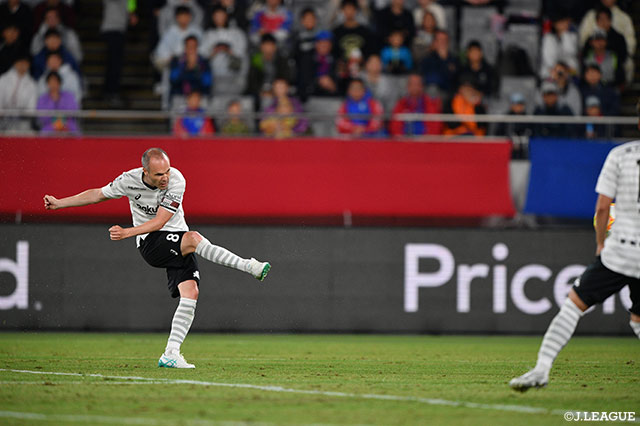 ファーサイドでフリーになったアンドレス イニエスタ（神戸）がクロスボールを収めると、狙いすましたシュートをニアサイドに沈めてシーズン初得点をマーク！【明治安田Ｊ１ 第15節 FC東京vs神戸】