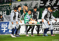 松本はキャプテンの橋内 優也が相手選手との接触プレーで脚を負傷。開始13分で交代を余儀なくされる【明治安田J1 第15節 松本vs仙台】