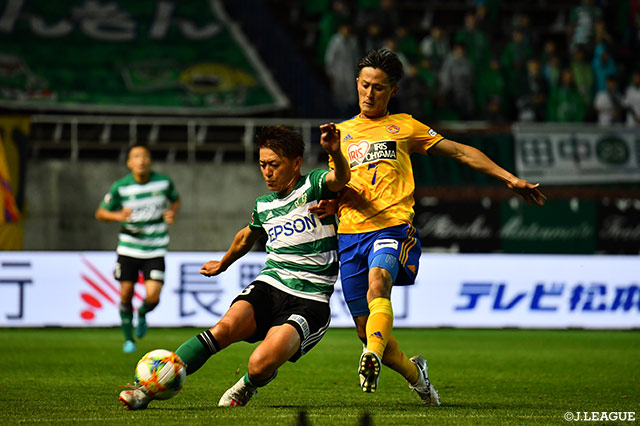 激しい競り合いをみせる田中 隼磨（松本）と関口 訓充（仙台）【明治安田Ｊ１ 第15節 松本vs仙台】