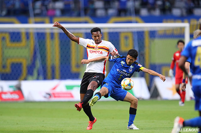 ケガから復帰したエース・ジョー（名古屋）にはキャプテンの鈴木 義宜（大分）が鋭い守備で対応【明治安田Ｊ１ 第15節 大分vs名古屋】