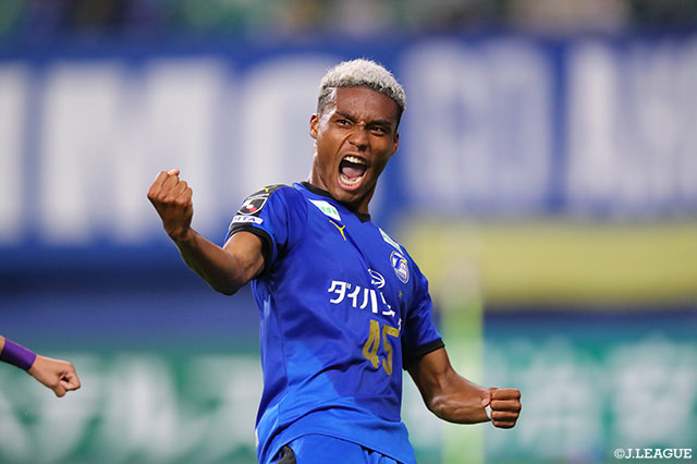 三竿のシュートはGKにセーブされるも、こぼれ球にオナイウ 阿道（大分）が押し込んで2試合連続ゴールをゲット！【明治安田Ｊ１ 第15節 大分vs名古屋】