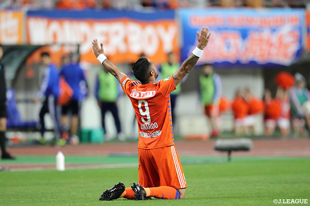 新潟がPKを獲得するとレオナルドが強烈なシュートを突き刺し先制点を奪う【明治安田Ｊ２ 第18節 新潟vs栃木】