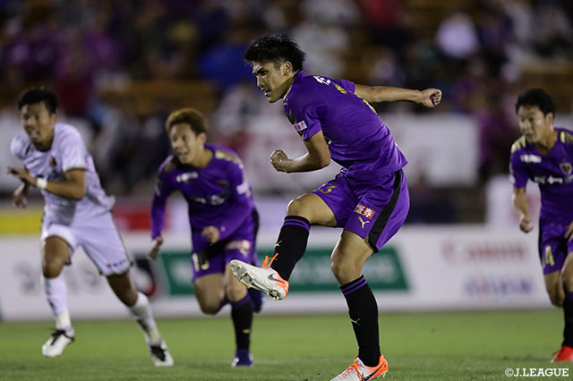 京都がPKを獲得すると一美 和成が落ち着いて蹴り込み、勝ち越しゴールをゲット【明治安田Ｊ２ 第18節 京都vs琉球】