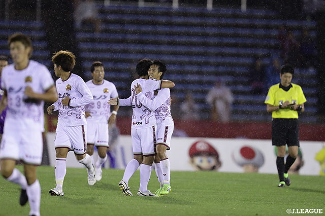 富所からの落としを受けた河合 秀人がペナルティエリア手前から右足を振り抜く！これが決まり琉球が再び同点に追いつく【明治安田Ｊ２ 第18節 京都vs琉球】