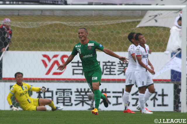 前半34分、ボールを受けた谷尾 昂也（八戸）がターンでDFをかわし、そのまま右足を振り抜いたボールがゴールに吸い込まれ追加点を獲得！【明治安田Ｊ３ 第12節 八戸vs岩手】