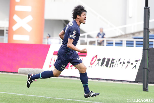 城後 寿（福岡）がGKと1対1の局面を迎えると、冷静にニアサイドへ流し込んでシーズン初得点をマーク！【明治安田Ｊ２ 第18節 福岡vs柏】