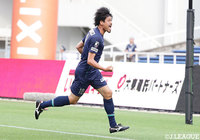 城後 寿（福岡）がGKと1対1の局面を迎えると、冷静にニアサイドへ流し込んでシーズン初得点をマーク！【明治安田Ｊ２ 第18節 福岡vs柏】