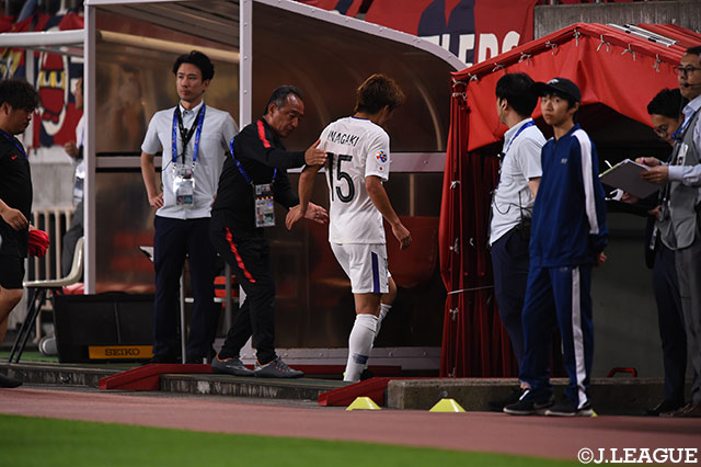 後半41分、稲垣 祥がこの日2枚目のイエローカードで退場。1点を追う広島は苦しい展開に【ACL ラウンド16 第1戦 鹿島vs広島】