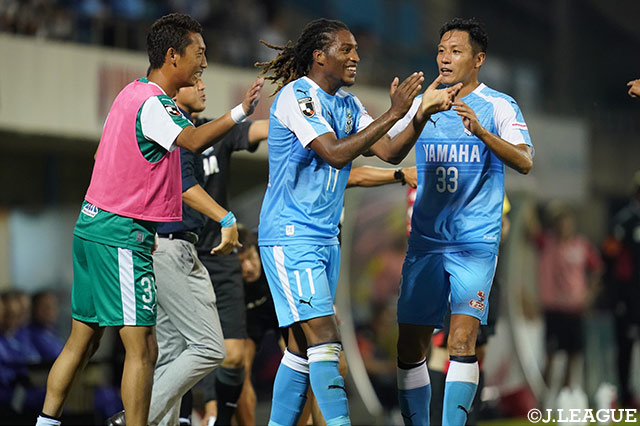 ロドリゲス（磐田/#11）がフェイントを入れてから右足を振り抜いたボールが豪快にネットを揺らして同点に追い付く！【ルヴァンカップ プレーオフステージ 第1戦 磐田vs札幌】