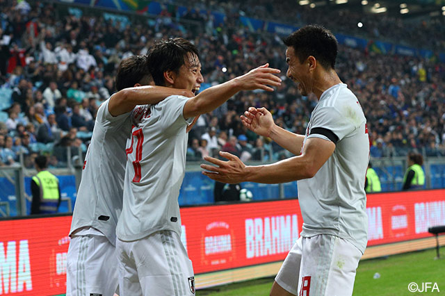 三好 康児（横浜FM/#11）がPA右に進入してDFをかわし、右足でシュート。これがネットに突き刺さり、日本が先制点を奪う！【コパ・アメリカ GS 第2節 ウルグアイvs日本】