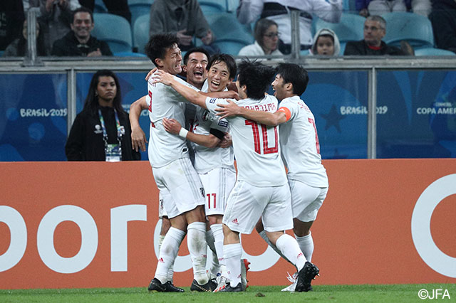同試合2ゴール目を記録した三好 康児（横浜FM/#11）を中心に歓喜の輪ができる！【コパ・アメリカ GS 第2節 ウルグアイvs日本】