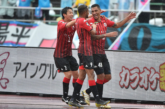 左サイドでのCKからインスイングのボールがゴール前に供給されると、ジェイ（#48）が打点の高いヘディングシュートを叩き込んでシーズン初得点をマーク【明治安田Ｊ１ 第16節 札幌vs鳥栖】