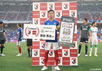 明治安田生命Ｊリーグ KONAMI月間MVPの5月度に選出された喜田 拓也（横浜FM）がホームのサポーターの前で受賞【明治安田Ｊ１ 第16節 横浜FMvs松本】