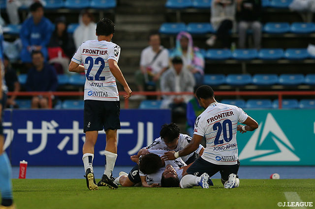 CKに草野 侑己がニアで合わせると、ふわりと上がったボールはゴール右に吸い込まれ、横浜FCが先制に成功する【明治安田Ｊ２ 第19節 水戸vs横浜FC】