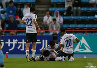 CKに草野 侑己がニアで合わせると、ふわりと上がったボールはゴール右に吸い込まれ、横浜FCが先制に成功する【明治安田Ｊ２ 第19節 水戸vs横浜FC】