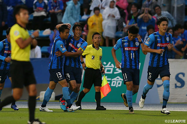 水戸がCKのチャンスを得ると、茂木のクロスに細川 淳矢がドンピシャで合わせ、水戸がすぐさま試合を振り出しに戻す【明治安田Ｊ２ 第19節 水戸vs横浜FC】