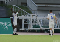 後半に怒涛の攻撃をみせた甲府。53分には内田のクロスにピーター ウタカが合わせ逆転に成功する【明治安田J2 第19節 琉球vs甲府】