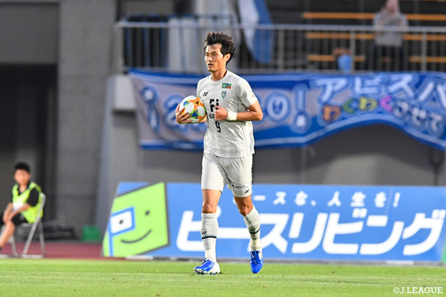 ゴール前でマークを外したヤン ドンヒョンが左サイドからのクロスをワンタッチで沈め、アウェイの福岡が1点差に詰め寄る！【明治安田Ｊ２ 第19節 徳島vs福岡】