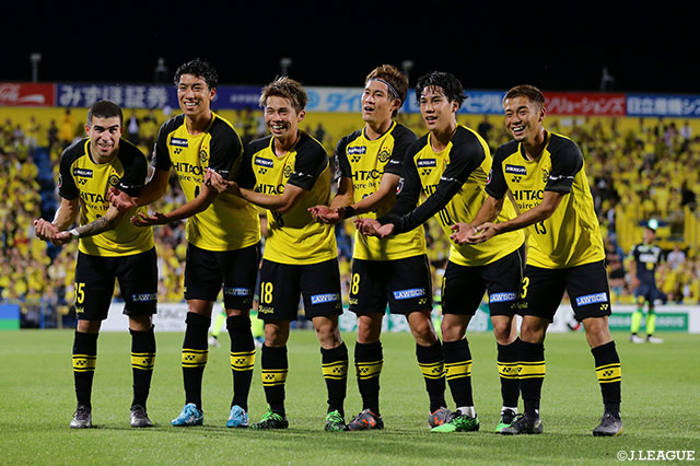 小池が鋭いグラウンダーのクロスを入れると瀬川 祐輔が滑り込みながらあわせ、柏が前半に2点のリードを奪う【明治安田Ｊ２ 第19節 柏vs千葉】