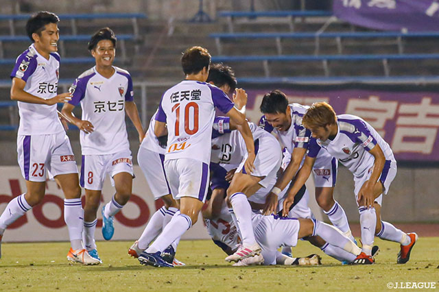 京都がFKのチャンスを得ると、黒木 恭平の左足から放たれたシュートはポストを叩きながらもゴールに吸い込まれる！【明治安田Ｊ２ 第19節 愛媛vs京都】