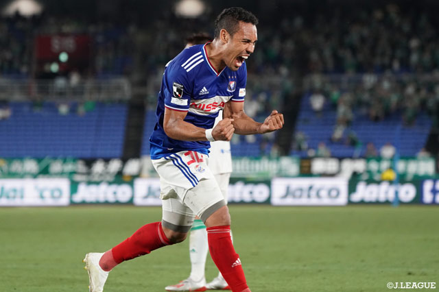 左サイド深い位置からのクロスボールを収めたエジガル ジュニオ（横浜FM）が反転からのシュートをファーサイドに沈め、待望の決勝点を獲得！このゴールでエジガル ジュニオは4試合連続得点を達成【明治安田Ｊ１ 第16節 横浜FMvs松本】