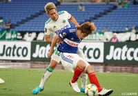 和田 拓也（横浜FM）が高橋 諒（松本）の突破を体を張って防ぐ【明治安田Ｊ１ 第16節 横浜FMvs松本】