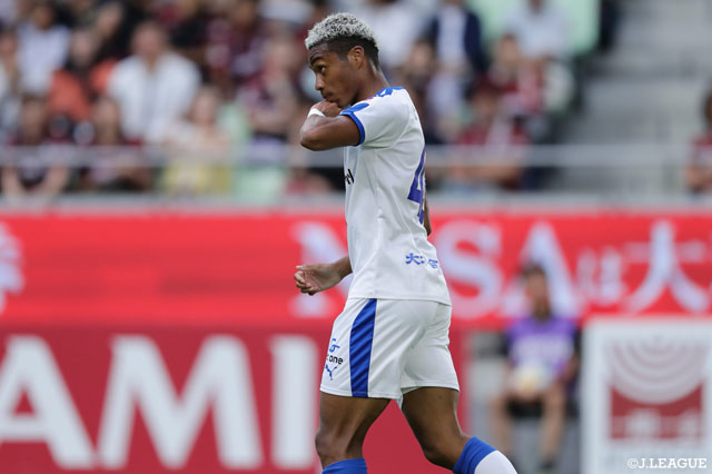 失点から2分後、ゴール前でのボール奪取からラストパスを受けたオナイウ 阿道が冷静に流し込み、アウェイの大分が試合を振り出しに戻す【明治安田Ｊ１ 第16節 神戸vs大分】