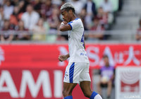 失点から2分後、ゴール前でのボール奪取からラストパスを受けたオナイウ 阿道が冷静に流し込み、アウェイの大分が試合を振り出しに戻す【明治安田Ｊ１ 第16節 神戸vs大分】