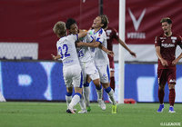 前線に抜け出した小林 成豪（#25）が後方からのパスを収めると、GKとの1対1の場面で冷静に流し込み、大分試合終了間際に貴重な同点ゴールを決める！【明治安田Ｊ１ 第16節 神戸vs大分】