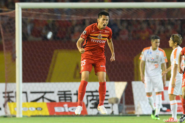 途中出場の前田 直輝がドリブルで切り込みシュートを放つ！これが決まり名古屋が土壇場で同点に追いつく！【明治安田Ｊ１ 第16節 名古屋vs清水】