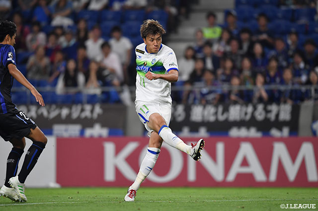 山﨑 凌吾（湘南）のシュートはわずかに枠の上に外れゴールとはならず【明治安田Ｊ１ 第16節 Ｇ大阪vs湘南】