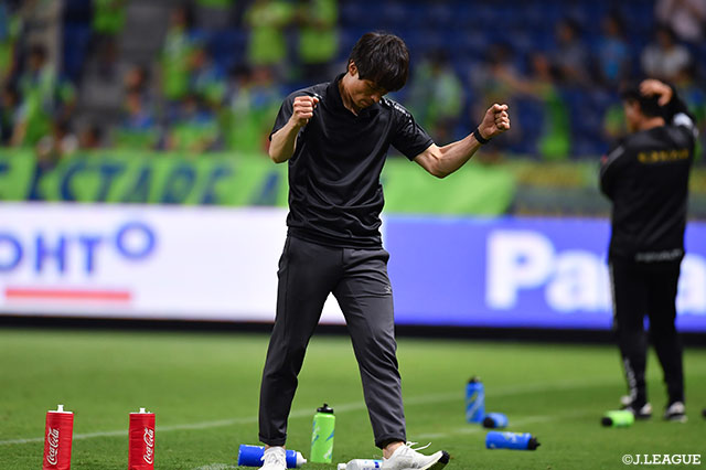 試合終了の笛が吹かれると宮本監督が渾身のガッツポーズをみせる【明治安田Ｊ１ 第16節 Ｇ大阪vs湘南】