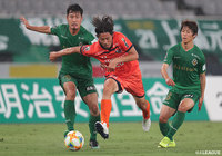 東京Ｖの守備陣の間を強引なドリブル突破をみせる小島 幹敏（大宮）【明治安田Ｊ２ 第19節 東京Ｖvs大宮】