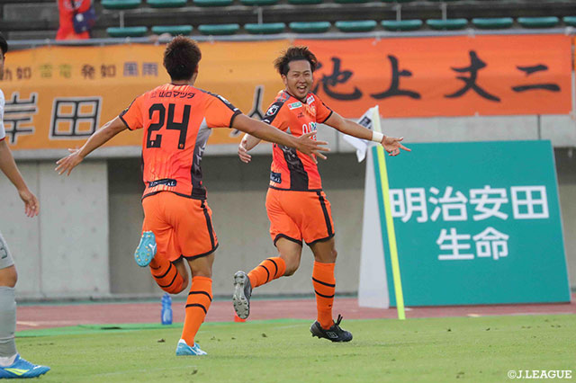 吉濱 遼平のシュートは一度はGKに防がれるも、こぼれ球を押し込み山口が序盤に先制点を奪う【明治安田Ｊ２ 第19節 山口vs岐阜】