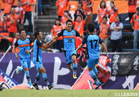 試合開始1分、スルーパスを受けた浅川 隼人(YS横浜/#20)がGKとの1対1を制し、先制点を獲得!【明治安田J3 第13節 YS横浜vs長野】