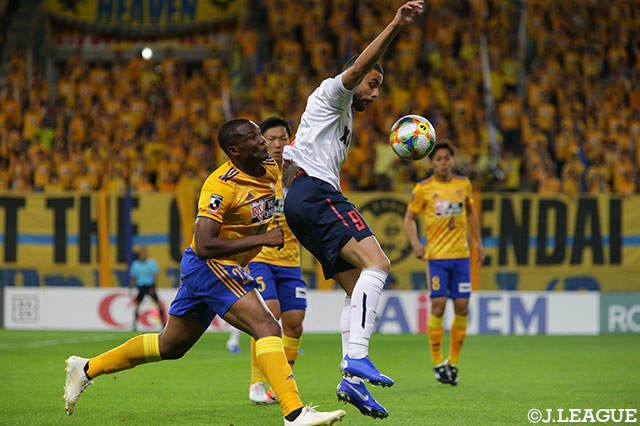 シマオ マテ（仙台）とディエゴ オリヴェイラ（FC東京）が激しいデュエルを展開する【明治安田Ｊ１ 第16節 仙台vsFC東京】