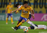 ドリブルで仕掛けてFC東京陣内に進入する吉尾 海夏(仙台)【明治安田J1 第16節 仙台vsFC東京】