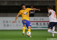 後半29分、PA左でこぼれ球を回収した関口 訓充がフェイントでコースを作って右足を振り抜く!これがネット右隅に決まり、ホームの仙台が先制に成功する!【明治安田J1 第16節 仙台vsFC東京】