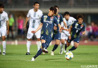 後半6分に得たPKを加藤 潤也（#7）がゴール中央へ決めて、群馬がリードを2点に広げる！【明治安田Ｊ３ 第13節 群馬vs讃岐】