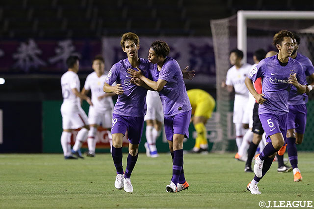 後半27分、佐々木 翔（広島/#19）が放ったグラウンダーのシュートがDFに当たってわずかにコースが変わり、ゴール左に吸い込まれる！【ACL ラウンド16 第2戦 広島vs鹿島】