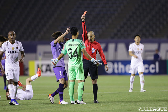 自陣の高い位置まで上がっていた中林 洋次（広島/#34）がカウンターから抜け出そうとした土居 聖真（鹿島）を倒し、一発退場の判定。1点を追う広島が一人少ない状況に【ACL ラウンド16 第2戦 広島vs鹿島】