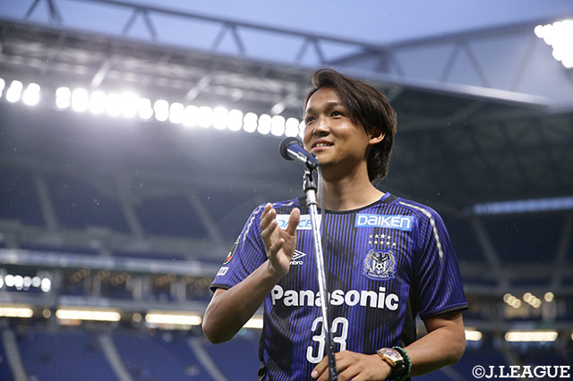 試合前、3年ぶりにチームに復帰した宇佐美 貴史（Ｇ大阪）がピッチに登場し、サポーターに挨拶【ルヴァンカップ プレーオフステージ 第2戦 Ｇ大阪vs長崎】